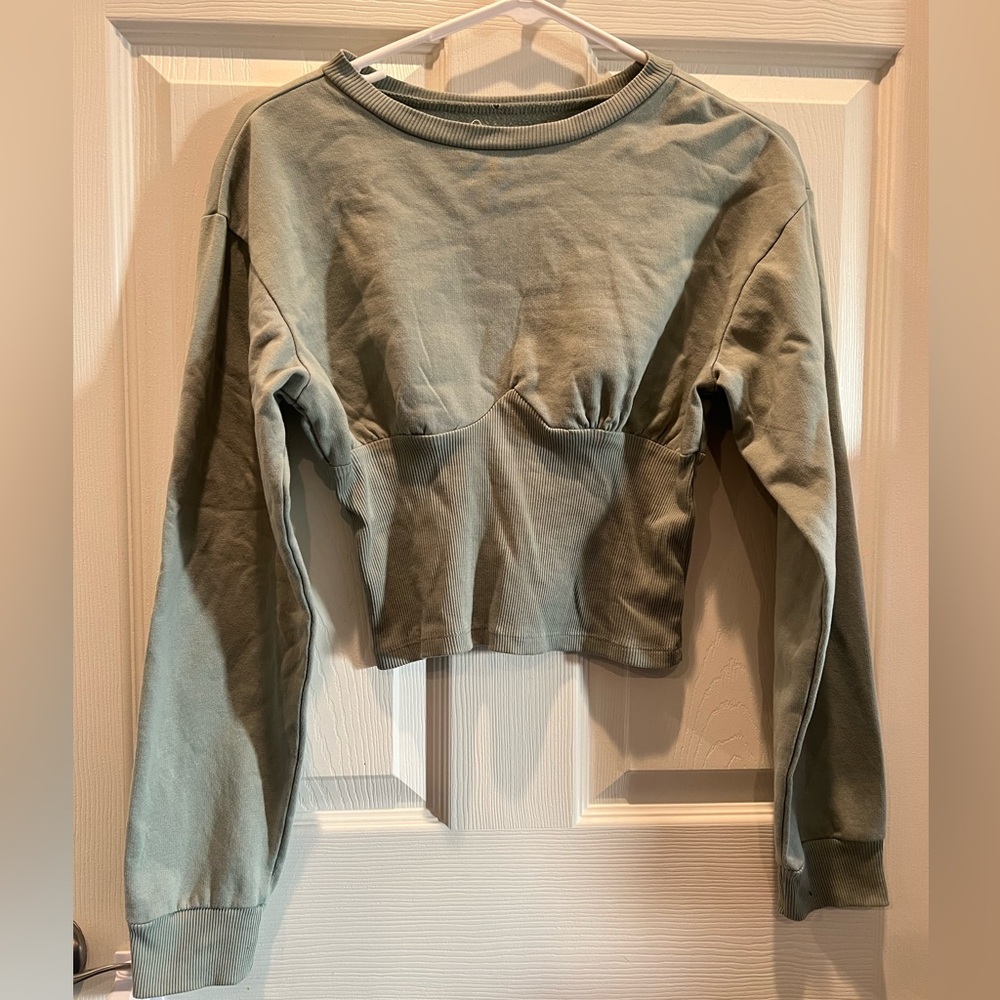 Poof crop pullover size s